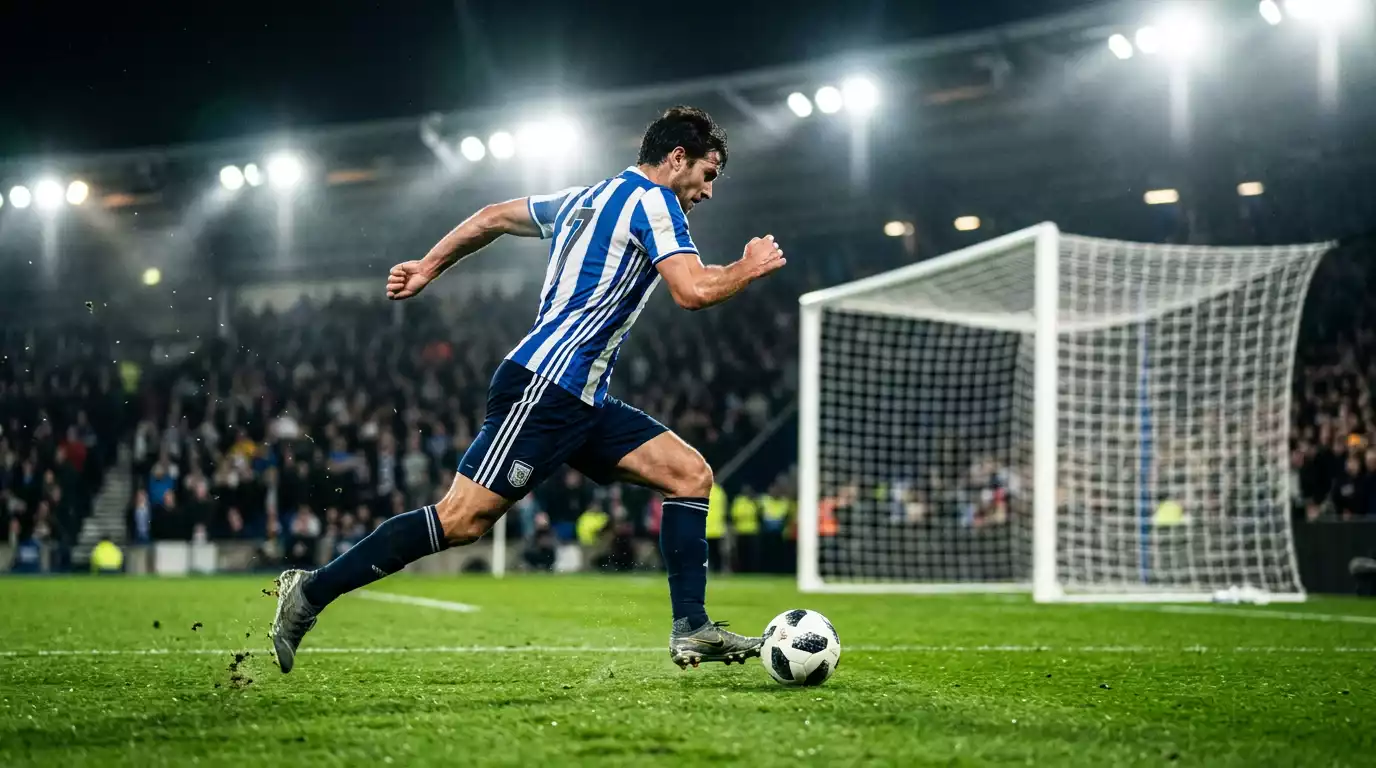 Nogometaš u napadu ispred gola pod reflektorima, dramatično večernje svjetlo stadiona